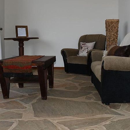 Cheetah View Lodge โอชิวารองโก ภายนอก รูปภาพ